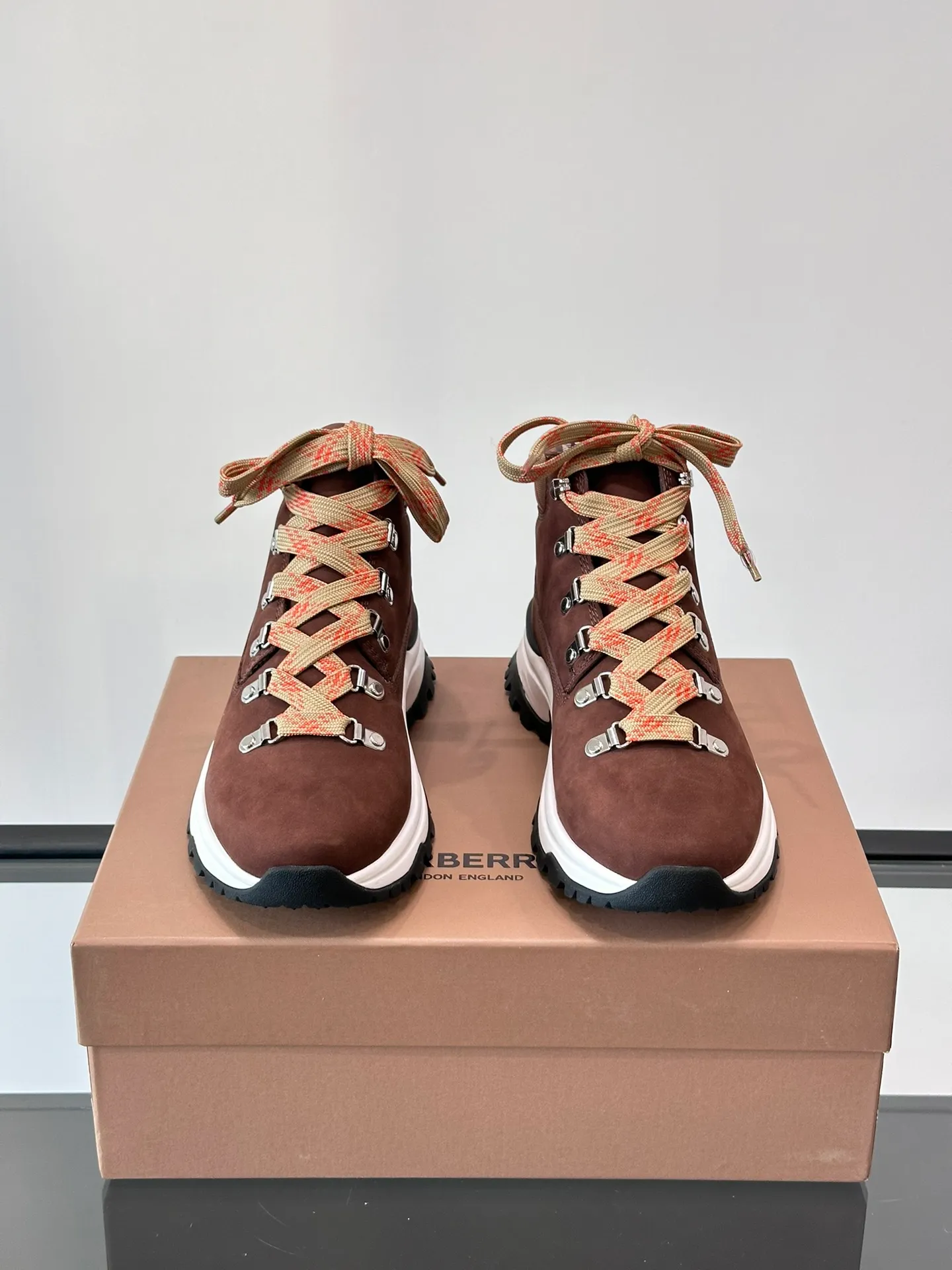 Men's shoes 💰800 ◾️▫️Burberry 2024🆕Ss men's classic high-top thick-soled sneakers, made of first-grain cowhide and decorated with the new brand logo. First-layer cowhide foot pads, the heel is decorated with Burberry lettering embossed logo, and the original TPU outsole! Size: 39-44 (customized at 38.45)